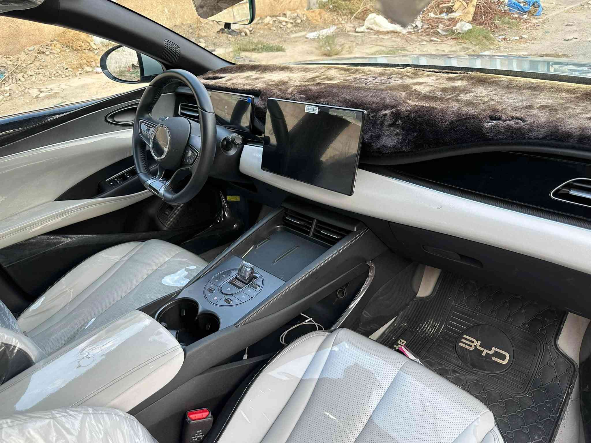 سلام عليكم مكلف بالنشر BUD  CL6 مكفوله من صبغ ماشيه 15 الف سياره كلش جديده  كامرات محطيه فتحه. سقف بانراما  ويل حجم 17  لايت زنون معروفه موصفاتها 

الي يحب يشترها. هاذا رقمه ***********
