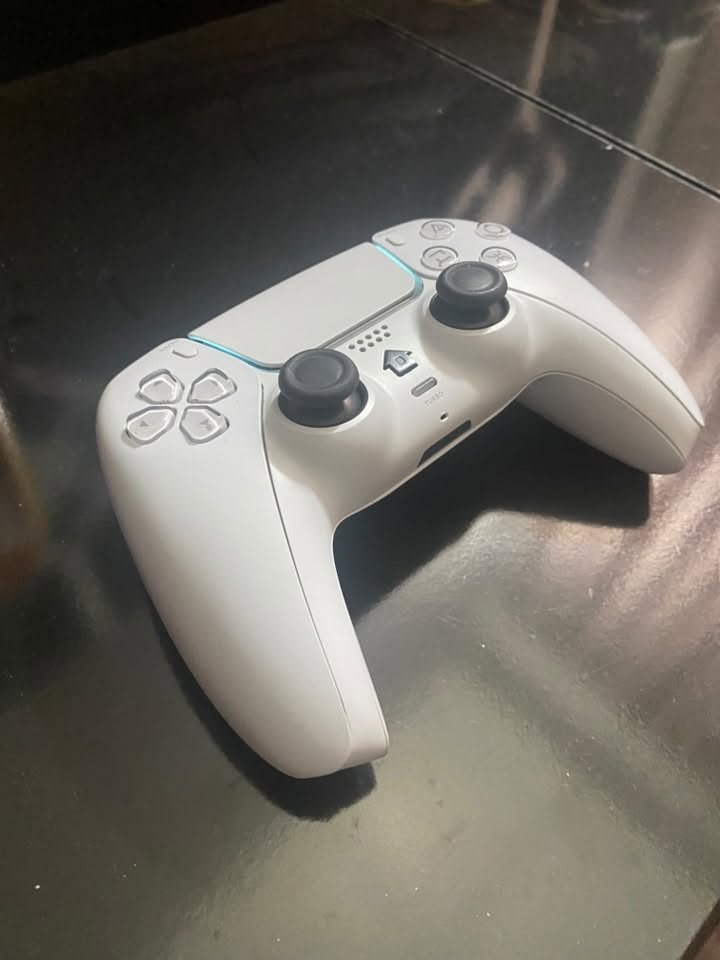 جويستك بليستيشن dualshock + جوستك تجاري للـpc نظام xbox360 مع كيبلات شحن
واتساب *********** / ***********
اربيل
