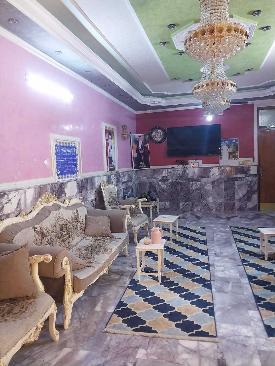 السلام عليكم
دار للبيع بناء حديث ونضيف جدا
موقع الدار في اورفلي قرب جامع المصطفى 
المساحة الكلية 300متر كامل 

صالة .. هول داخلي .. حولي كبير ..مطبخ سيراميك .. صحيات عدد 3سيراميك .. غرف نوم عدد ٧ .. طرمة وترك خلف البيت .. مخزن كبير في السطح الاول 
ارضيه الطابق الارضي كرانيت
ارضيه الطابق الاول سيراميك
للاستفسار الاتصال 
***********
