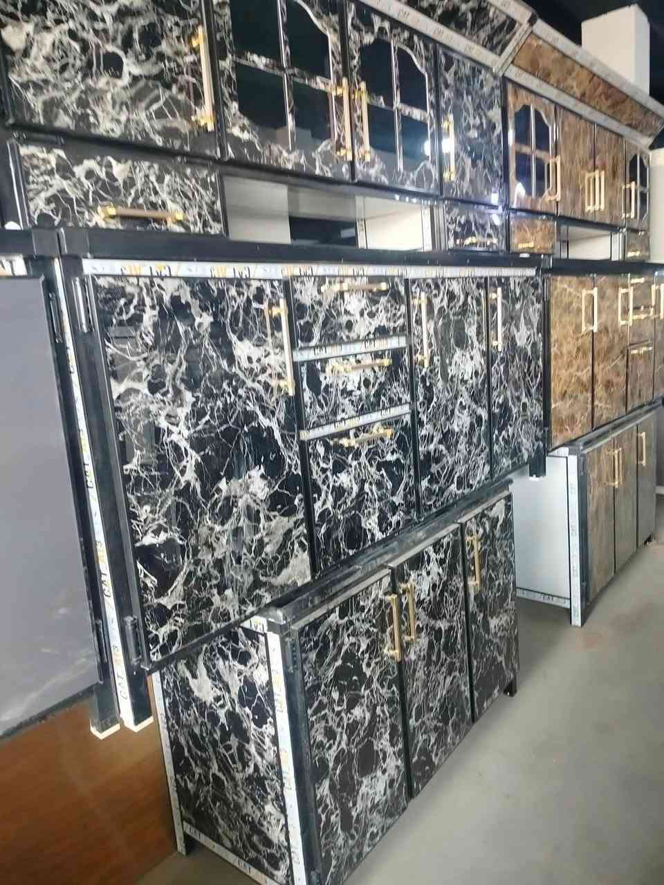 كاونترات جدد للبيع مكان موصل حي وليد قياسات مترين وكلهم ثلاث قطع واكو مترين ونص  يوجد توصيل داخل موصل فقط استفسار ع خاص
