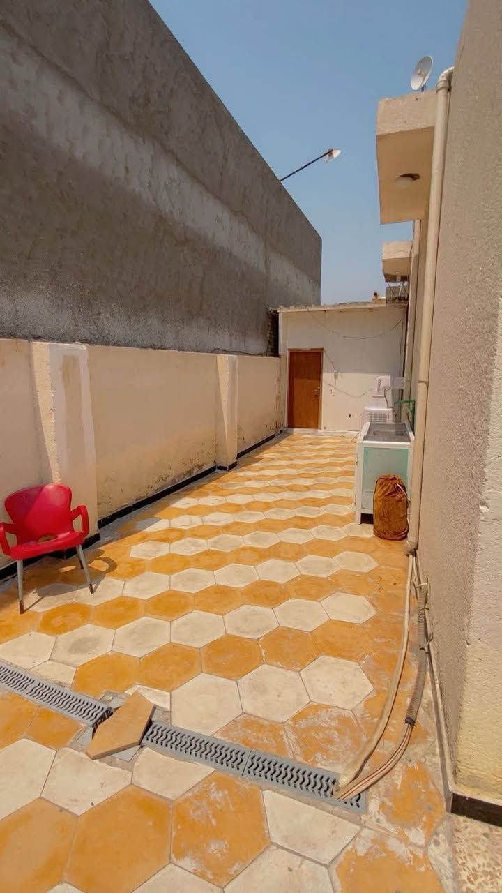 بيت للبيع زراعي شارع المسبح 
ثالث بيت عن الشارع الرئيسي 
بناء طابوق والسقف كونكريت مسلح

المساحه 285 متر

البراني 9 في 4 
المطبخ 7 في 4 
الستقبال 8 في 4 
غرفه 5 في 4 
غرفه 4 في 4 
غرفه 6 في 3 
مجمع صحيات خارجيه 
مجمع صحيات داخلي 
طارمه على طول البيت العرض 
4 متار حته مشتمل يصير بيها
كراج سياره 5 امتار في 6 
حديقه 4 امتار 
الواجهيه 13 متره 
منور ع طول البيت  
يبعد ع شارع العام العام 3 بيوت
اي استفسار تواصل خاص او اتصل 
***********
الي عنده عروض عقارية ويريد بيع سريع وآمن 
يتواصل معنا 📱
