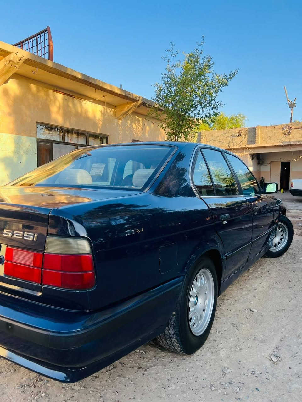 سلام عليكم سيارة BMللبيع السيارة اجدد من الصور رقم دولي تحويل مباشرة السعر50للستفسار اكثر اتصل على ***********
