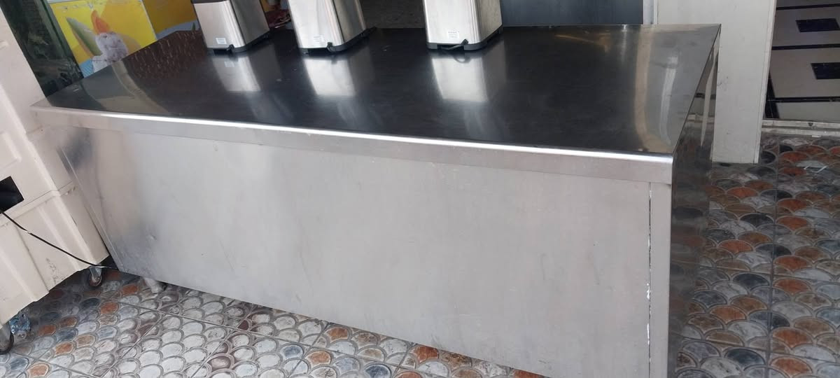 ميز سل ستيل عدد ٢ 
عجانه عدد ثنين 
فرن بيتزا طابق واحد 
برادات 
دكتات عدد ٣
حمايه 
شوايه كص واغراض هواي موجوده 

بغداد الزعفرانيه اربع شوارع 
***********
