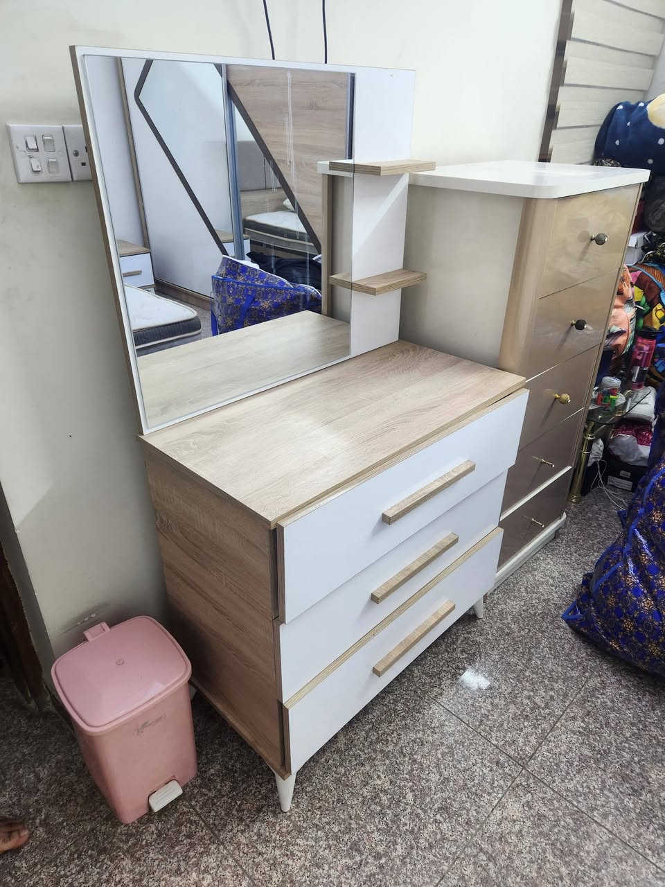 غرفه نوم اخت الجديده العنوان البلديات واكو توصيل بكروه ***********
