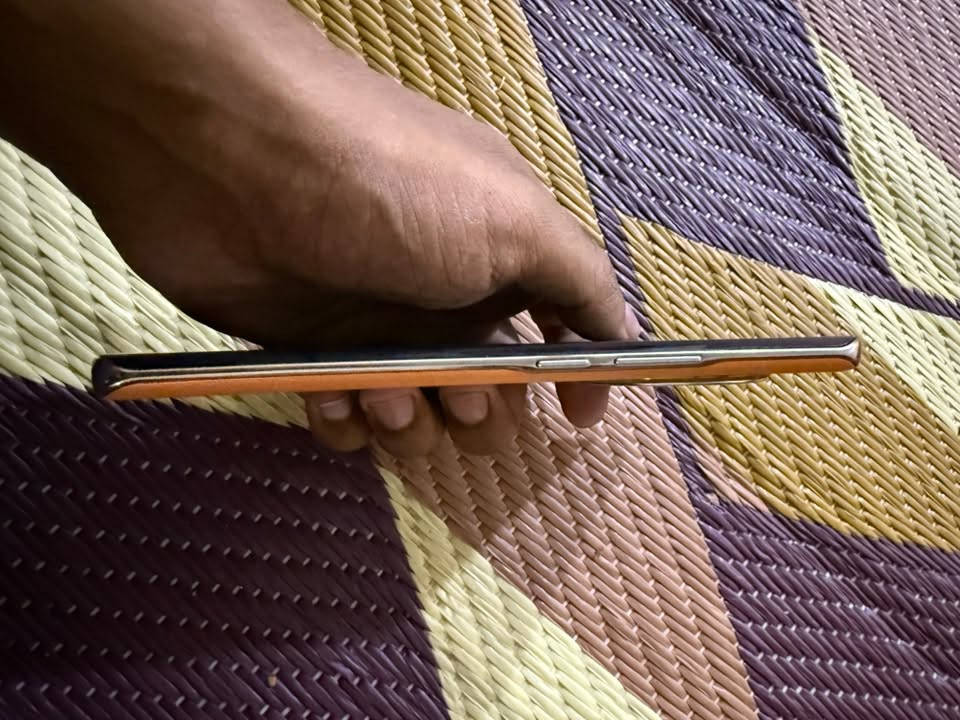 هونر x9cموبايل نضيف كلش وياه شاحنه سعر ٣٠٠وبيه مجال عنوان النجف مراسله على رقم***********
