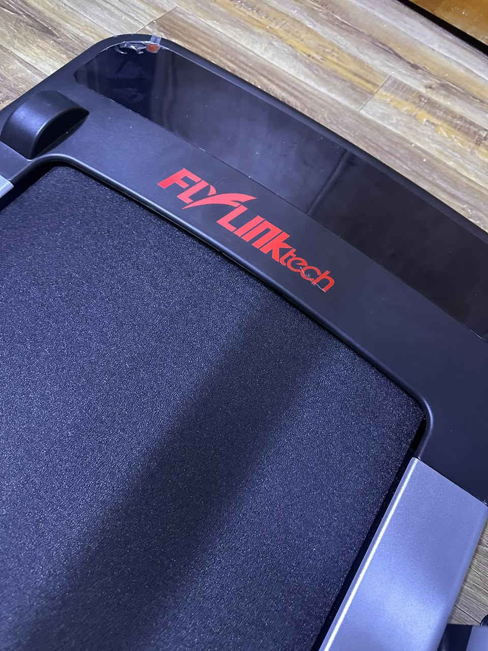 جهاز مشي فلات من ماركه ‭FLYLINKTECH
استخدام قليل مشتري جديد والوصل موجود بلصور 

سعره ب200 الف مكاني بغداد

نص مكتوب في الصور:
- نبذة باستخدام الذكاء الاصطناعي
- الجهاز الموجود في الصورة هو جهاز جري كهربائي من علامة FLYLINKTECH (نموذج قابل للطي / Walking Pad / Treadmill).
- 1+ www.weply.it
- المواصفات الأساسية:
- العلامة التجارية: FLYLINKTECH
- النوع: جهاز جري ومشي منزلي قابل للطي (2 في 1)
- المحرك: بقوة تقارب 2.25 حصان، بتصميم هادئ ومناسب للاستخدام تحت المكتب أو في المنزل.
- المميزات: شاشة عرض LED، تحكم عن بُعد (ريموت كنترول)، وإمكانية الاتصال بالهاتف عبر البلوتوث أو التطبيقات الخاصة.
- السعر المتوفر في السوق المحلي: يبلغ حوالي 290,000 إلى 300,000 دينار عراقي (يمكن العثور عليه