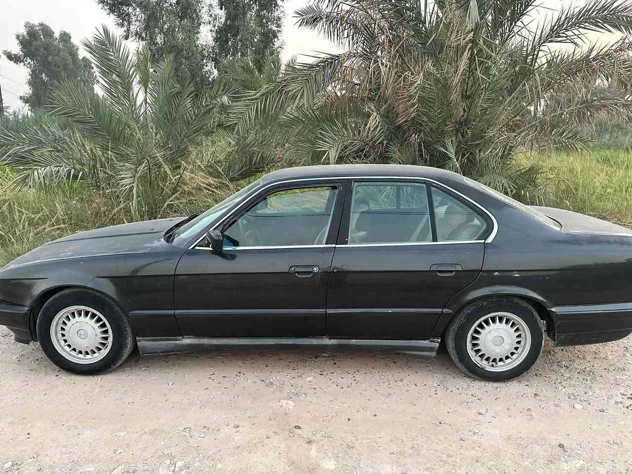 السلام عليكم 
للبيع  BMW 525
موديل 1991 رقم واسط إنكليزي باسمي 
تبريد شغال كير محرك مكفولات حجم 25 مفتوح
مكان بغداد سعر 39 ورقة وبيه مجال 
للاتصال ***********
