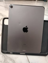 I pad 11 pro ذاكرة 64  مبدل شاشة تفصيخ الأصلية  الجهاز سلس جدآ ونظيف  ...