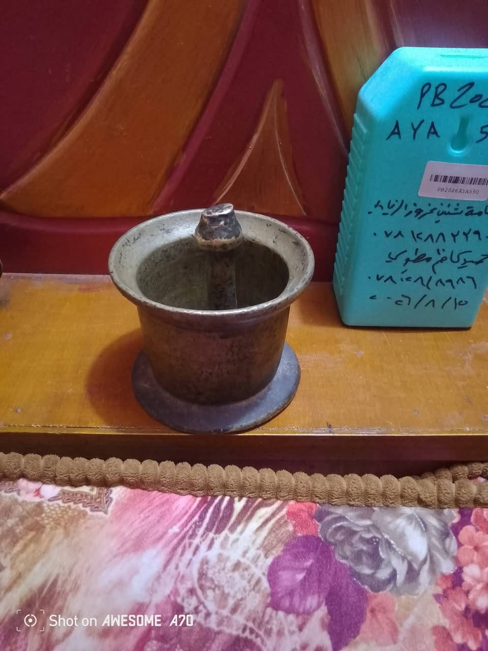 ***********

نص مكتوب في الصور:
- Shot on AWESOME A70
