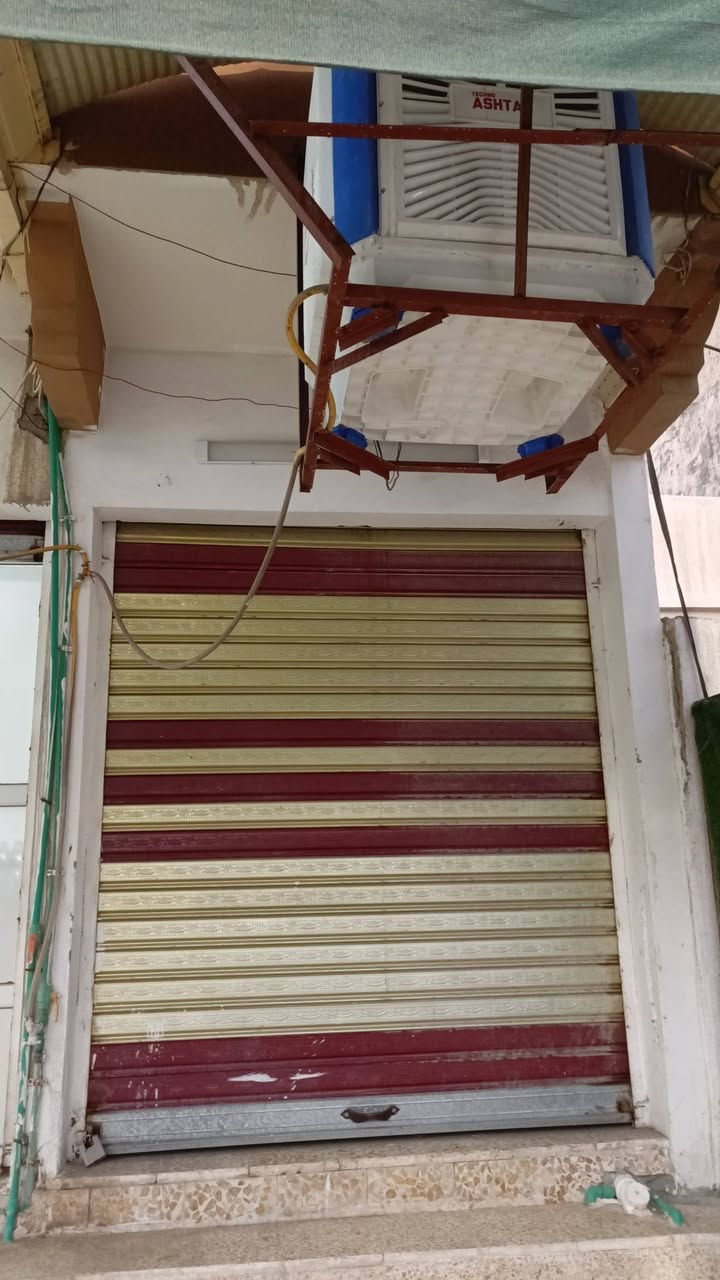 السلام عليكم
سرقفلية محل للبيع في حي الصحة 

المحل مساحته 2.25×4 متر
صبغ جديد 
جامخانة جديدة
 ساحبة وبانكة سقفية
مبردة بلاستك كبيرة مشكلة عالمحل  مباشرة
قمرية موجودة 
تاسيس ماء رئيسي وتانكي داخل المحل 
خط وطني رئيسي مشترك بساعة مع المحل المجاور لك عيادة تمريضية وكذلك مولدة حسب حاجتك 
المحل تم تجديده وصبغه بالكامل قبل اقل من سنة 

وهاي الاغراض نتفق على تكلفتها لسعر سوقها واقل بعد

الموقع في حي الصحة قرب اسواق روز 

للتواصل على الرقم    ‏‪ ***********‬‏اتصال
او واتساب على الرقم ‏‪***********‬‏
