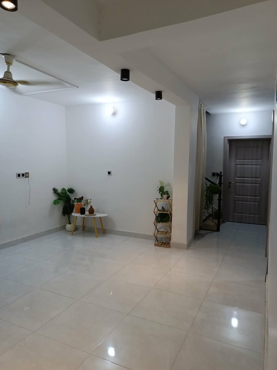 🏠 للبيع دار سكني – موقع مميز جداً

دار للبيع في حي الغدير – مقابل المعهد الفني، موقع ممتاز قريب من سايدين الإسكان
مع كافه الخدمات 

📐 المساحة: 216 م²
📍 الموقع: حي الغدير، مقابل المعهد الفني
📜 الطابو: ملك صرف
💰 السعر: 150 مليون دينار
🤝 يوجد مجال للتفاوض 

الدار مناسب للسكن ، والموقع من المواقع المميزة.

📞 للاستفسار والتواصل: [*********** ]
