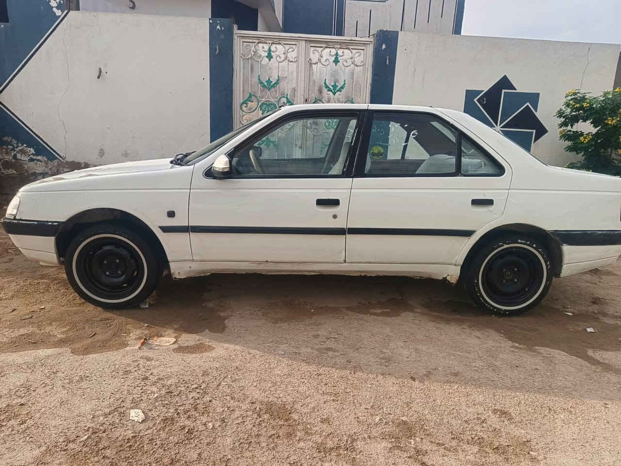 بيجو 405 • ٢٠٠٩ • قرب المطار