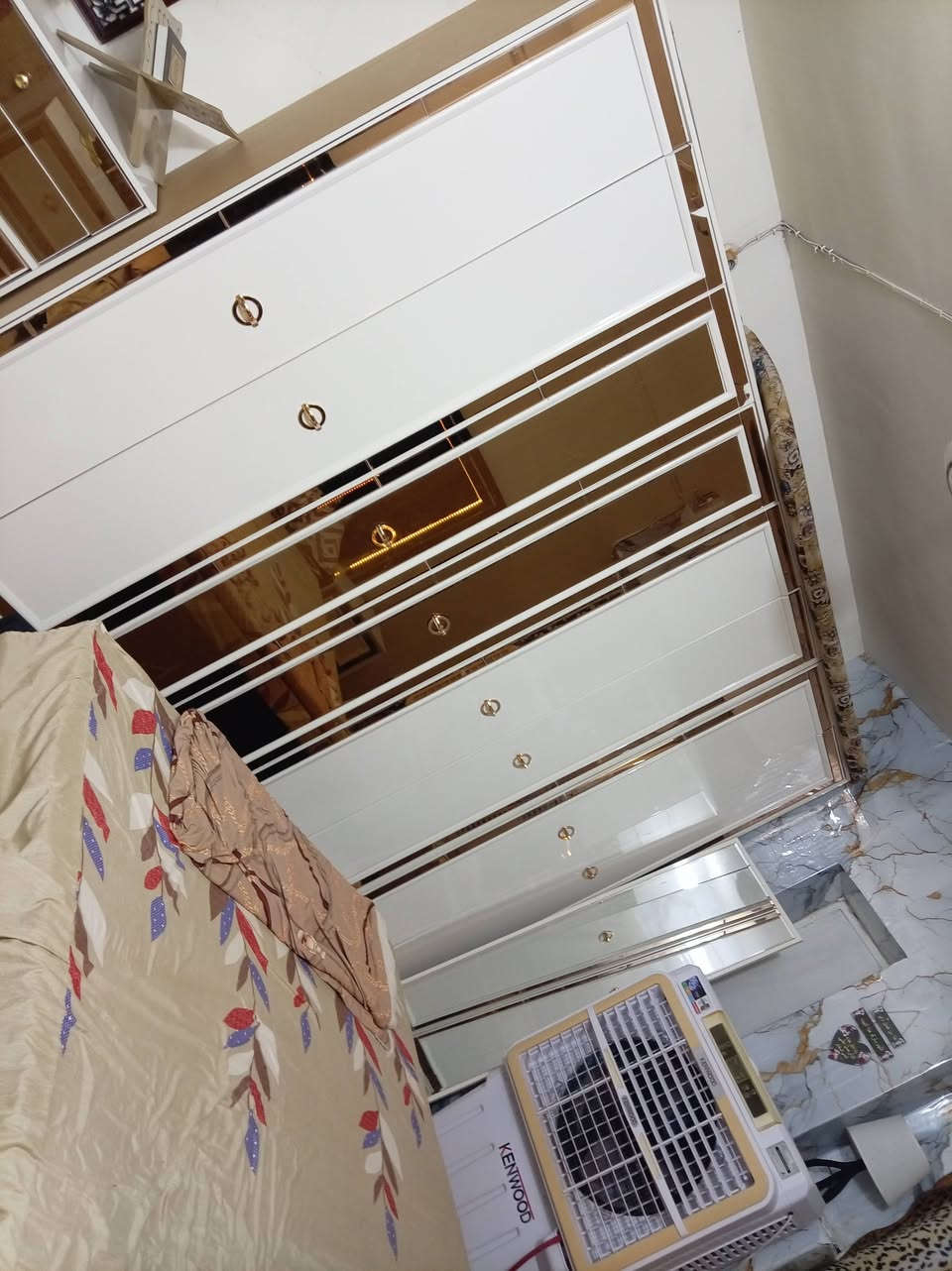 سلام عليكم غرفه نوم مستخدمه ٦ اشهر جديده كلش ٦ بيبان وملحق بابين مكاني عمارات الالبان *********** سعر ٧٠٠ وبيها مجال
