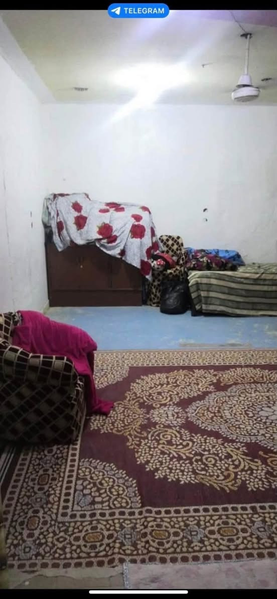 السلام عليكم
دار للبيع فقط تابع للشقق على جهه بيوت الشركه المساحه 200متر 

العنوان الاسكندريه مجمع حطين قرب الشارع العام مقابل محطه صقور العراق 

يتكون من :

صاله واستقبال وغرفه نوم وصحيات وطرمه 

السعر ١٥ بي مجال 

اتصال *********** 📞
