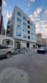 تجاري استثماري • بدروم و٥ طوابق • ٩ شقق واسعة