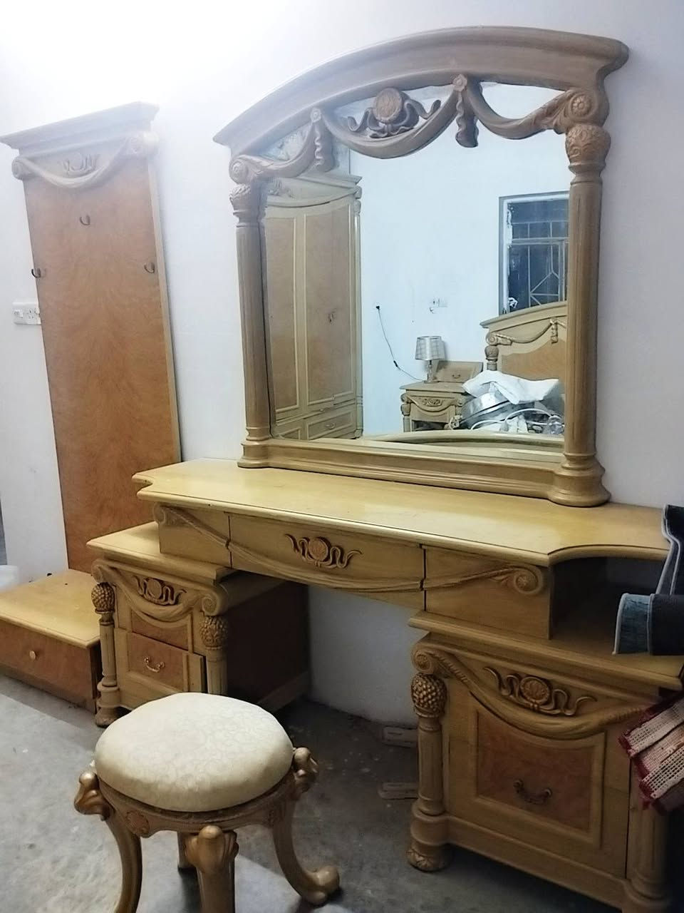 السلام عليكم
غرفه نوم للبيع السعر ١٧٥ وبيها مجال للاستفسار الاتصال على 

 الرقم ‏‪***********‬‏
