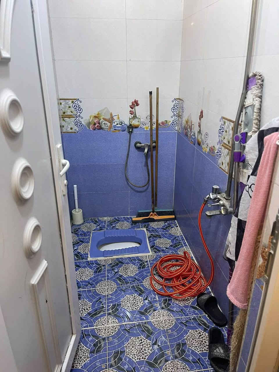 السلام عليكم بيت للبيع 
​المساحة: 50 متر مربع
​التفاصيل الداخلية: مطبخ، صالة واسعة، غرفة نوم، صحيات مرتبة.
​الموقع المميز:
​📍 العنوان: كربلاء المقدسة - حي ميثم التمار (قرب مستشفى الكفيل).
​المميزات: موقع هادئ وقريب من الخدمات، ويبعد عن مرقد الإمام الحسين (عليه السلام) مسافة 4 كم فقط
​سند 25 + قرار محكمة + مكاتبة أصولية مع صاحب الأرض مباشرةً السعر ٦٠ مليون 
***********
***********

