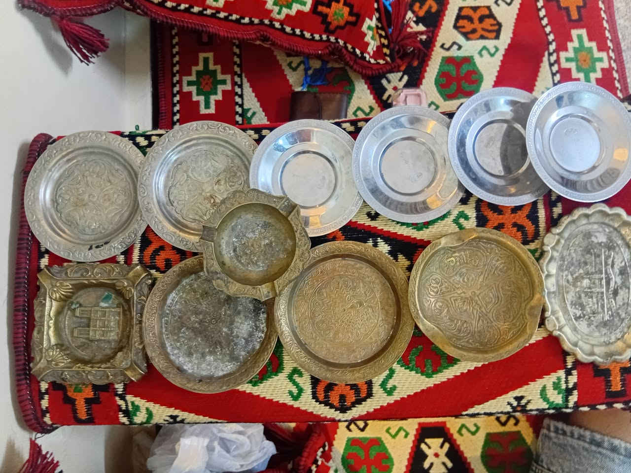 السلام عليكم للبيع نفاضات نحاس قديم ١٢ قطعه   وزن ثقيل السعر مع التوصيل ٥٠العنون بغدادالدوره رقم ***********
