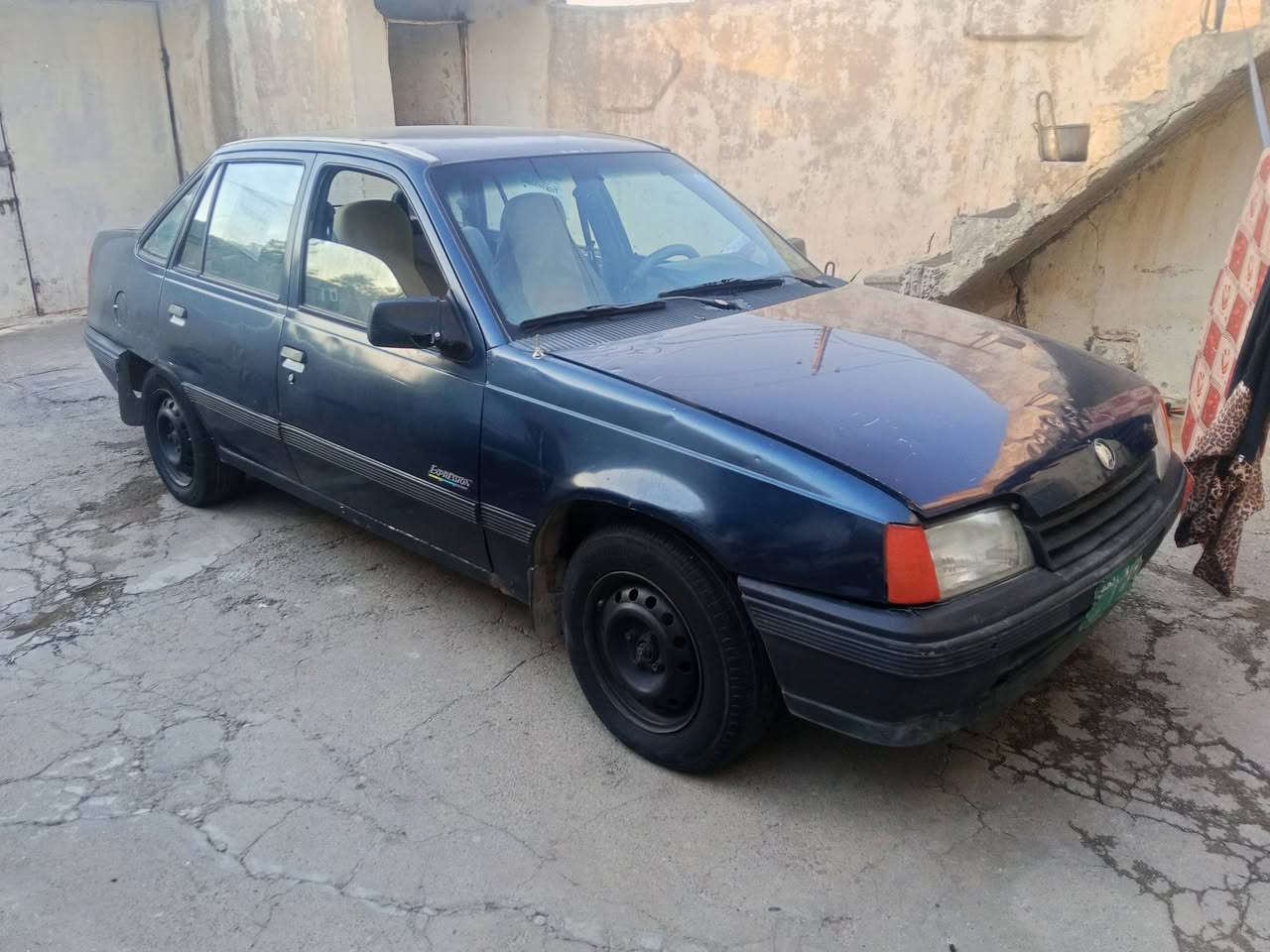 عندي سياره كاديت شرطه التحويل سياره مرسمه كامله نظيفه ماك بيها مجال بيها مجال شيء قليل هذا ينته السعر 20 وب***********
