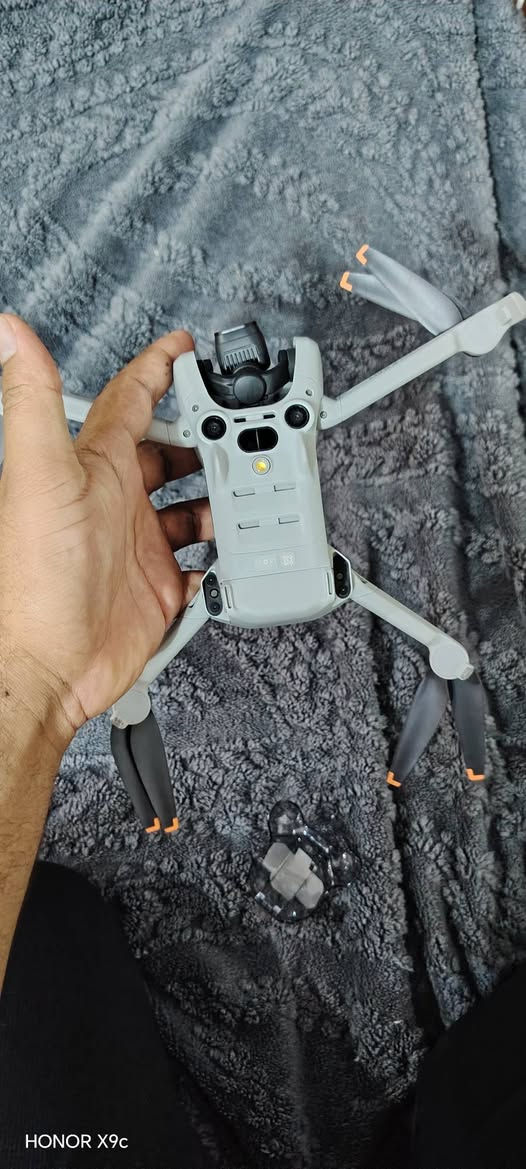 درون MINI 4 PRO للبيع جديده مستخدمه بس ٥مرات مطيره وتصويره واضح يخبل وشرط ع فحص مكاني كوت الشراي يتواصل ع الرقم *********** بطاريات 3
