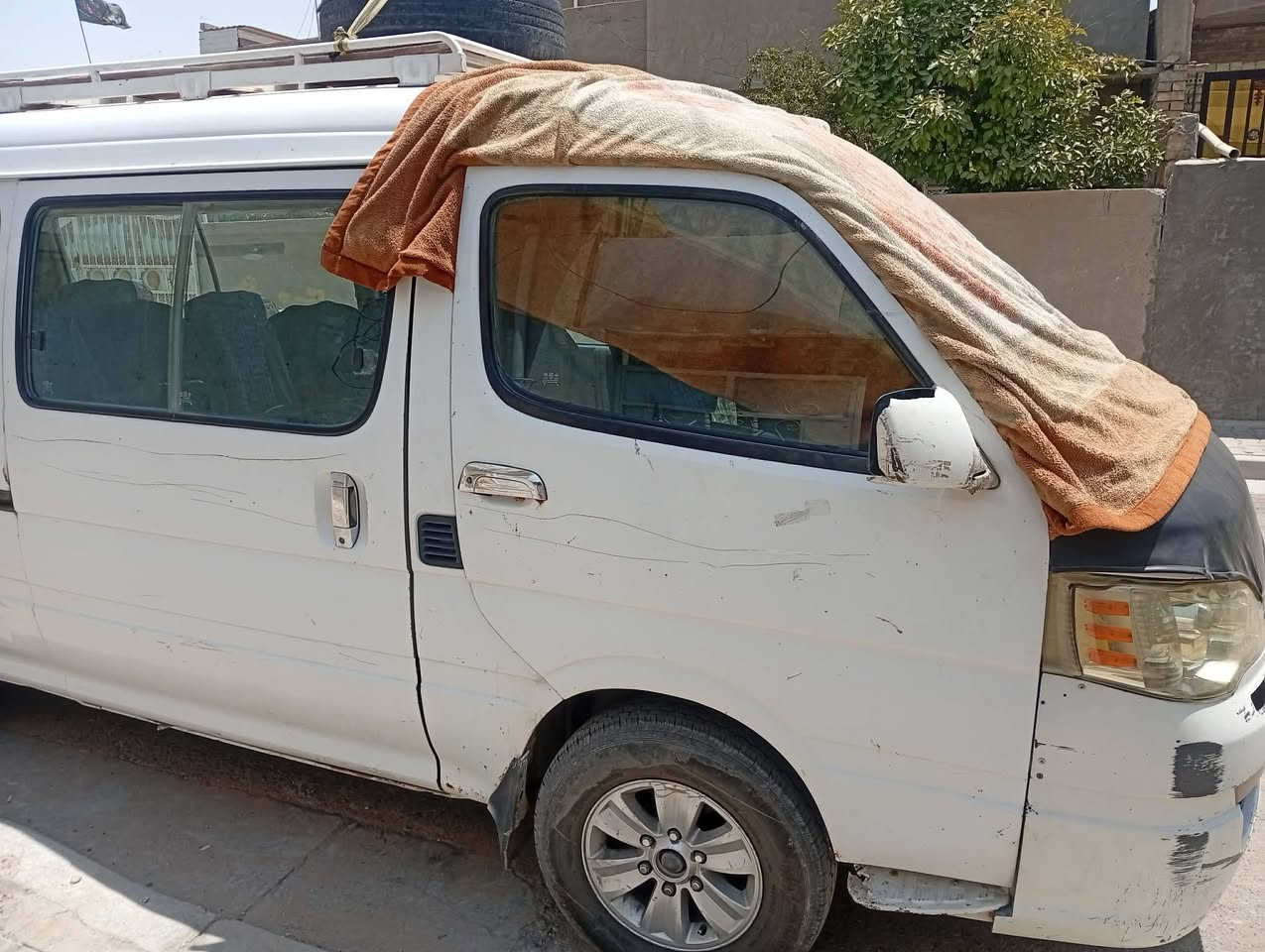 السلام عليكم جنبي اج وان 13 نثيه للبيع السيارة كامله تحفيت جديد دوشمه نضيفه عوزها بوليش وترتيبات بسيطه السيارة تاخذها مصفرها هيه وغرامات كبل للتحويل السعر 68 وبيها مجال قليل العنوان بغداد تقاطع النهروان الاستفسار الاتصال بل رقم ***********
