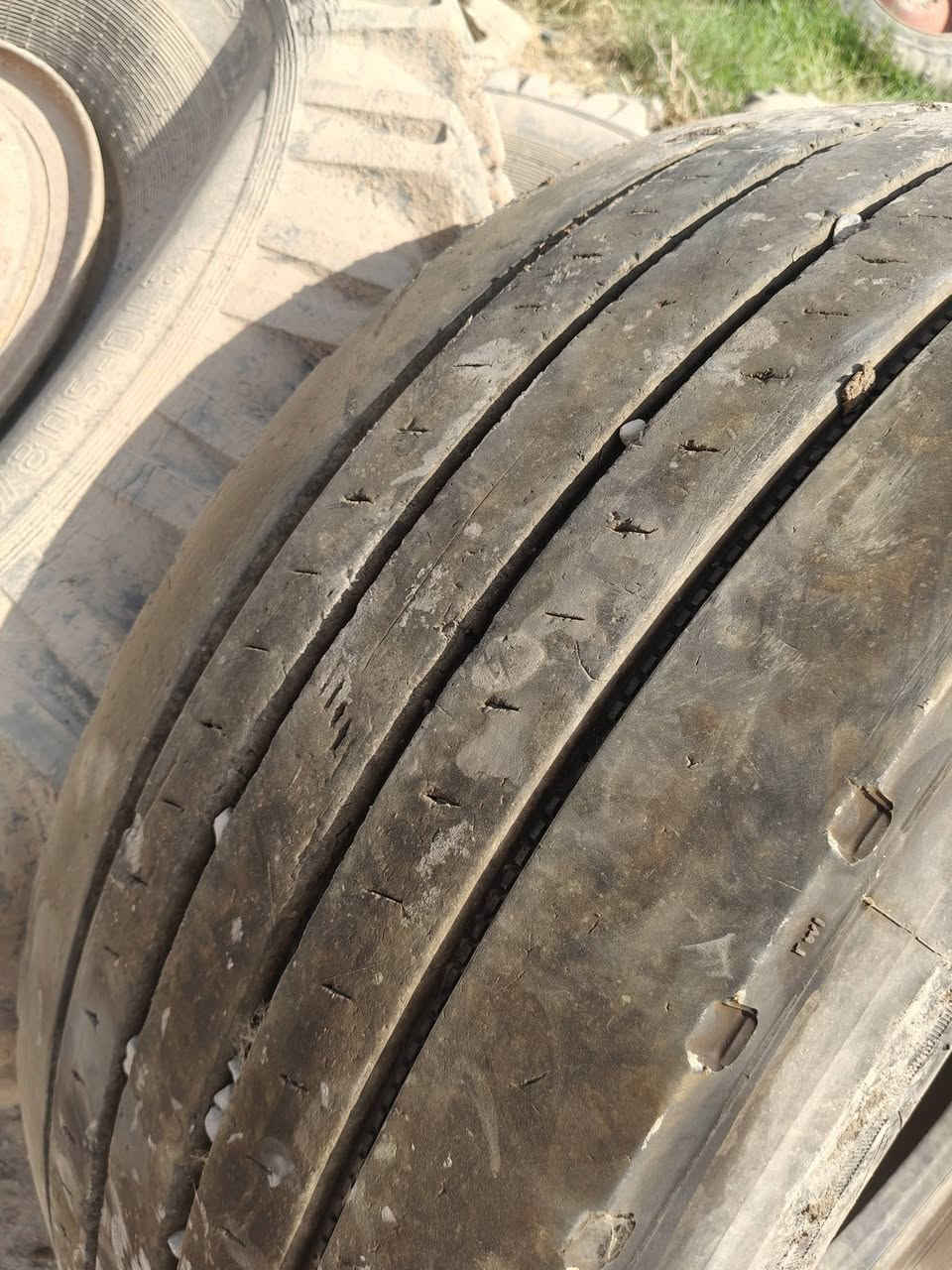 @سلام عليكم تايرات حرفش للبيع  تايرات حيل نضاف بس واحد بيه جكه بضهره موضح بل صوره العنوان ديالى بعقوبه السعر 300 وبيهن مجال رقم التلفون ***********
