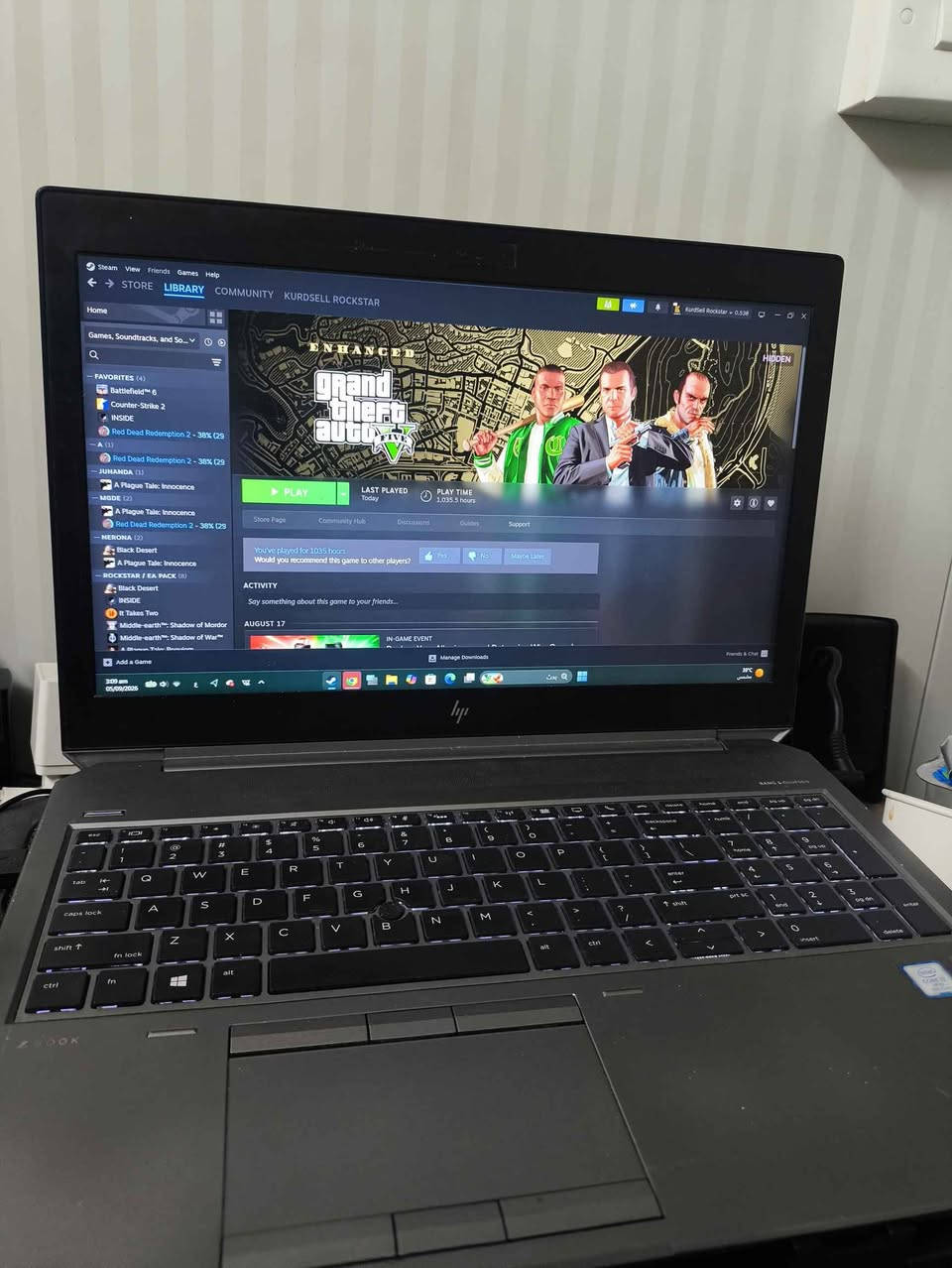 لابتۆپێکی پراکتیکی و ئەندازیاری HP ZBook 15 G5 (تایبەت بە کارە قورسەکان)
لابتۆپێک لە فێی Workstation کە ناسراوە بە بەهێزی و بەرگەگرتن و ئەدای بەرز لە بەرنامە ئەندازیاری و دیزاینەکاندا.
مۆدێل: HP ZBook 15 G5
پرۆسێسەر (CPU): Intel Core i7-8850H (٦ کۆر / ئەدای زۆر بەرز)
ڕام (RAM): 32GB DDR4
کارتی شاشە (GPU):
NVIDIA Quadro P1000 بە قەبارەی 4GB (زۆر باشە بۆ بەرنامەکانی ڕێندەر و دیزاین)
Intel UHD Graphics 630 (ناوخۆیی)
بیری هەڵگرتن: SSD 512GB + HDD 1TB
باری ئامێرەکە: [لێرە باری ئامێرەکە بنووسە: زۆر خاوێنە / زۆر باشە]
تێبینییەکان: ئامێرەکە گونجاوە بۆ خوێندکاران و دەرچووانی بەشە ئەندازیارییەکان، دیزاینەران (AutoCAD, SolidWorks, Premiere, Photoshop)، کارە ئیدارییە قورسەکان و یارییە مامناوەندەکان.
نرخی داواکراو: [600هەزار ومةجال]
شوێن / پەیوەندی: هۆلێر ***********
#لابتۆپ_بۆ_فڕۆشتن #HP_ZBook #لابتۆپی_ئەندازیاران #لابتۆپی_دیزاین #مووسڵ #بەغدا #هەولێر
❗❗عربي 
لابتوب عملي وهندسي HP ZBook 15 G5 (مخصص للمهام الثقيلة)
لابتوب من فئة Workstation المعروفة بقوة التحمل والأداء العالي في البرامج الهندسية والتصميم.
الموديل: HP ZBook 15 G5
المعالج (CPU): Intel Core i7-8850H (6 كور / أداء ممتاز)
الذاكرة العشوائية (RAM): 32GB DDR4
كرت الشاشة (GPU):
NVIDIA Quadro P1000 بسعة 4GB (ممتاز لبرامج الرندر والتصميم)
Intel UHD Graphics 630 (مدمج)
التخزين SDD512 HDD 1T
حالة الجهاز: [اكتب حالته هنا: نظيف جداً / ممتازة]
ملاحظات: الجهاز مثالي لطلاب وخريجي الهندسية، المصممين (AutoCAD, SolidWorks, Premiere, Photoshop)، والمهام الإدارية الثقيلة و الالعاب المتوسطة 
السعر المطلوب: [600 ألف ومجال ]
المكان / التواصل: [اربيل ***********]
#لابتوب_للبيع #HP_ZBook #لابتوب_مهندسين #لابتوب_تصميم #الموصل #بغداد #أربيل أربيل, العراق
