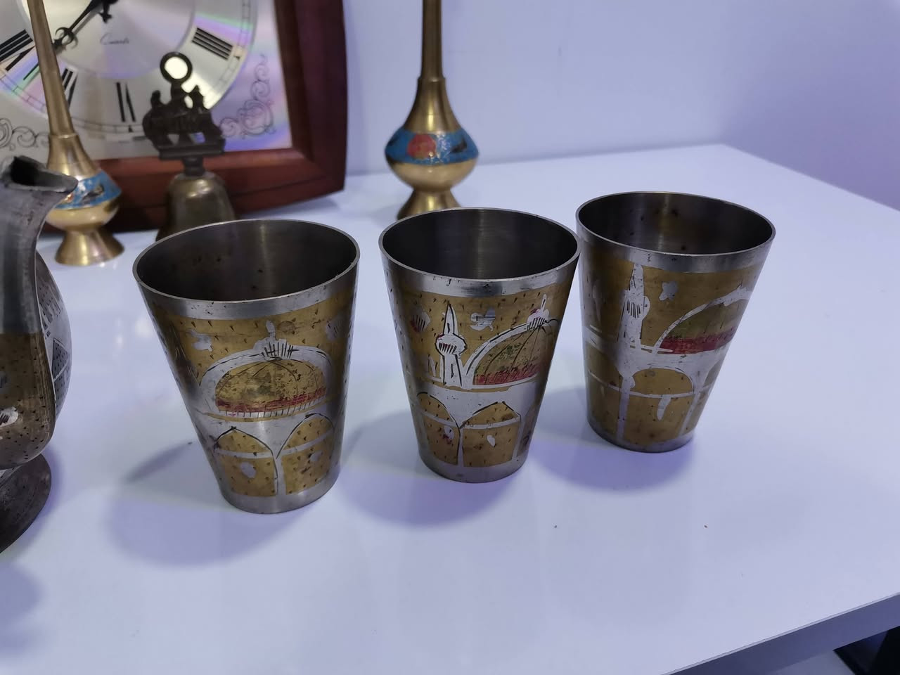 مجموعة متكونه من قوري و3 كلاصات و2 مرشات مي ورد نحاس نضيفات سعر 100 وبي مجال اي استفسار *********** واتساب أو خاص.
