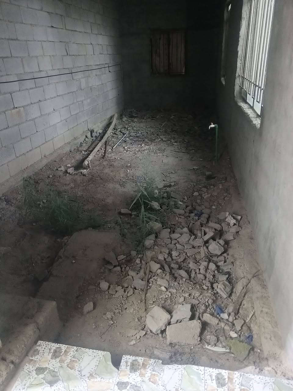 سلام عليكم بيت للبيع م 250 قرب محطة الشيخ شارع متنبي ،،***********,,,,,,***********
