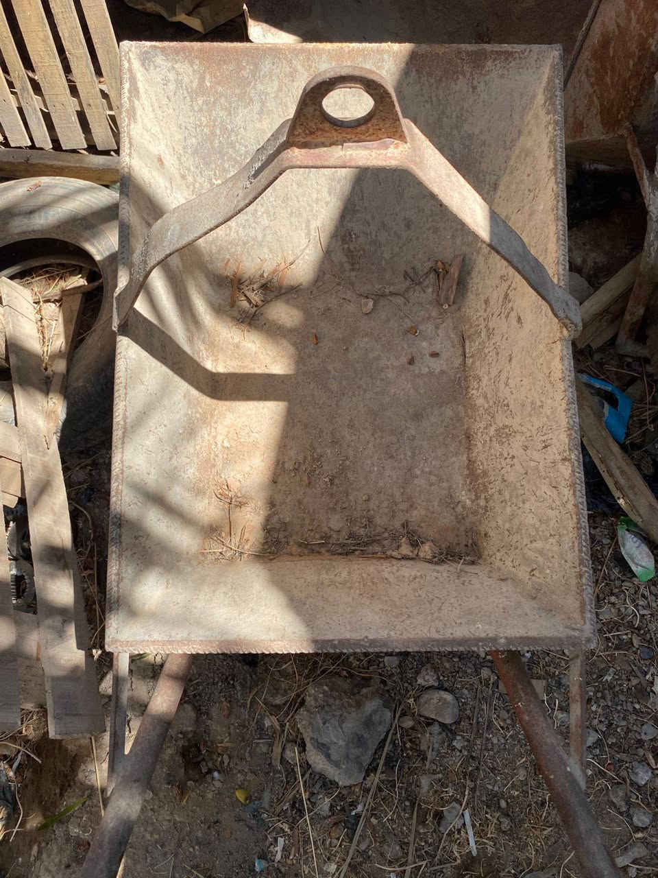 ونج للبيع شرط الشغل 
عرباين ٢ حداديات 
كيبل وياه ٣٠ متر 
موطور ما داخل تصليح 
الرقم /***********
