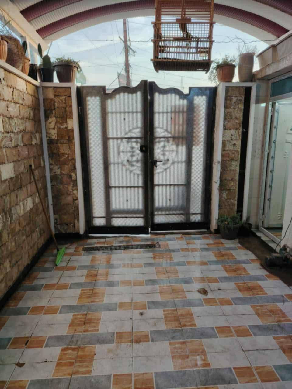 السلام عليكم 🏠

بيت 120متر زراعي سند17 

العنوان بوب الشام شارع السوك

غرفتين نوم والثالثه كامله ناقصها بس سكف

والباقي واضح بل صور كامل من كلشي 

السعر 65مليون للاستفسار***********
