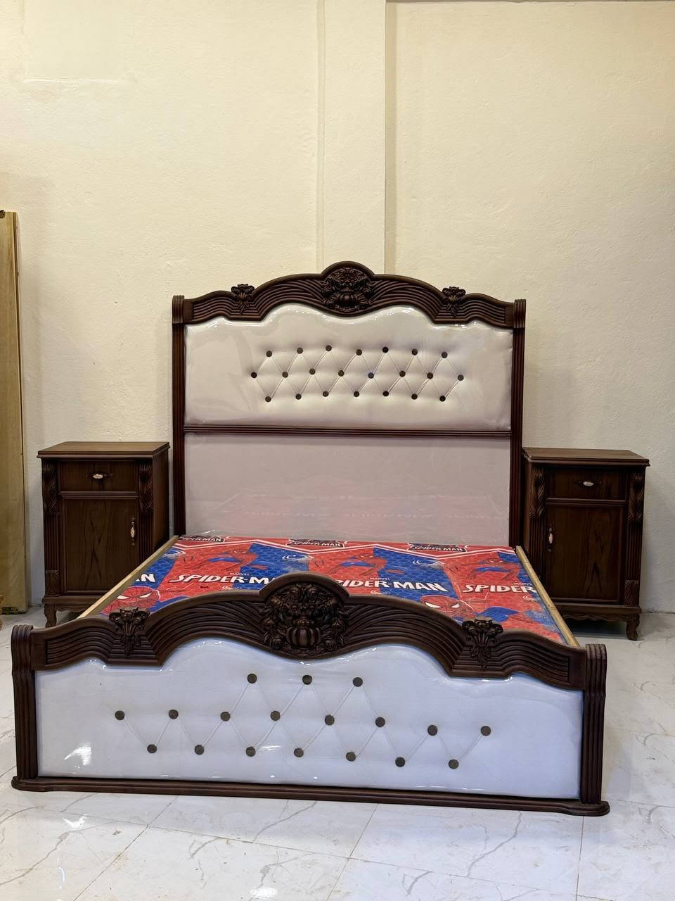 السلام عليكم غرفه نوم طابقين
السعر 2750 صاج خمس5 ملم الوجهه 
الداخل صاج 4ملم 

الون البوندقي المطفي الفاخر 

كل النقوش والدنك زان مصري 

التوصيل والشد مجاني لكل المحافظات العراق
معمل ومعرض الجواد لغرف النوم 

*********** وتساب واسط العزيزية
