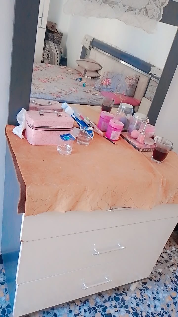 غرفه تركي 5 قطع نضيفه اخت الجديده استخدام قليل بدون اي ضرر تكمه داخلها نضيف 
450 وبيها مجال
بغداد الحبيبيه
