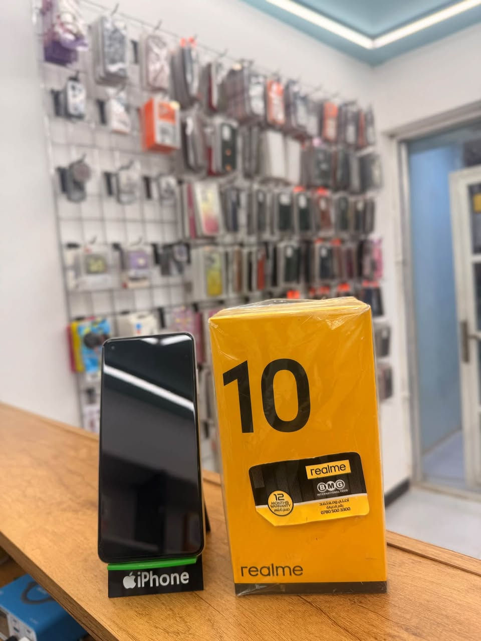 📱 للبيع: realme 10 (جديد بالكارتون) 📱
جهاز مميز جداً بأداء قوي وشاشة ممتازة:
🔹 المواصفات الأساسية:
• الذاكرة الداخلية: 256 جيجابايت
• الذاكرة العشوائية (RAM): 8 جيجابايت (قابلة للتوسعة ممتدة)
• الشاشة: بحجم 6.4 إنش Super AMOLED بدقة FHD+ وبتردد 90Hz لعرض ألوان رائع وسلس
• المعالج: MediaTek Helio G99 ثماني النواة (أداء ممتاز بالألعاب والاستخدام اليومي)
• الكاميرا الخلفية: مزدوجة، الأساسية بدقة 50 ميجابكسل
• الكاميرا الأمامية: بدقة 16 ميجابكسل
• البطارية: سعة 5000 mAh مع دعم الشحن السريع SUPERVOOC بقدرة 33 واط  
📌 الحالة: جديد بالكارتون مع كافة ملحقاته
🚫 ملاحظة: لا يوجد توصيل
💰 السعر: [ 325,000]
📍 العنوان: بغداد / الدورة / أبو دشير - خلف البغدادي
📞 للتواصل واتساب: ***********
