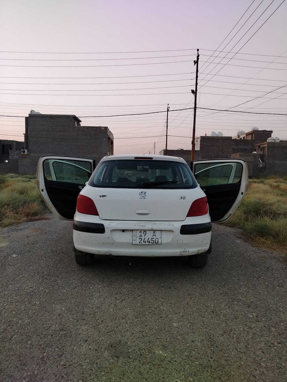 بيجو فرنسي موديل 2005 307 سياره مشروع وطني كربلاء باسمي تبريد شغال تحتاج تخم تاير صدر خلفي تفاصيل ذاكرها بالفيديو الغرفه محتاج لها بس شو اسمه وكشنات تحتاج لها تغليف ب ١٠الف تحتاج سيد بريك انقطع عندي القمشي مال السيد بريك تحتاج صبغ سعر 45 وبمجال للشرايي***********بي واتساب
