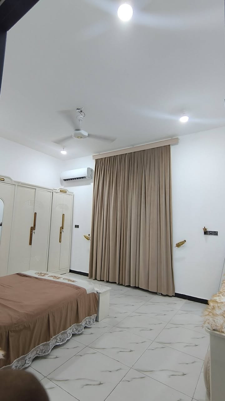 سلام عليكم بيت زراعي بيه وصل تطويب طابق واحد 
يتكون من غرفتين 5× 4 
صحيات داخليه وخارجيه
 مطبخ + صاله + استقبال ومنور 
بناء حديث طابوق وصب كونكريت شغل درجة اولى الخدمات ماء + كهرباء + مجاري  مساحة البيت الكلية 220 البناء 180 بيه فضله متر خلفيه وبيه فضله بصفه مترين ونص
عنوان البيت ناصرية خلف المستشفى التركي قريب على مجمع نور الناظر ينباع هوه والأثاث أو بدون اثاث
***********
