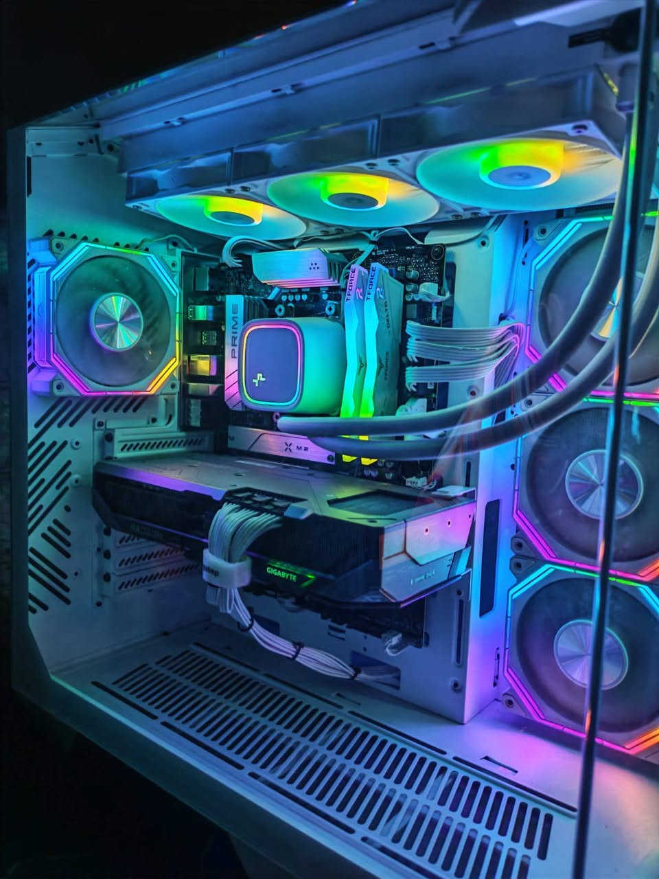 للبيع PC Gaming / Workstation 🔥
🖥️ المواصفات:• 
•CPU : Ryzen 5 9600X
•GPU : Gigabyte RX 9070 XT 16GB OC
 •M.B : ASUS PRIME B650 PLUS Wi-Fi
• RAM : TEAMGROUP T-FORCE DELTA 32GB CL30 DDR 5 •STORAGE : WD BLUE SN5000 1TB Gen4
• COOLER : DeepCool LE720 Liquid Cooler
• PSU : Segotep 850W Gold Full Modular
• CASE : SAMA NEVIEW 2851A White
زائد شاشة كيمنك 244 هيرتز
ماوس اتاك شارك X11 بروو 
كيبور ريد دراگون 
سماعة گيمنك محيطية من هاڤات
يو بي اس اوفلاين 3 كي في 
زائد ميز تفصال العرض 180 و الطول 120 
ملاحضة ابيع كامل ما ابيع قطع 
جميع كراتين القطع موجودة 

📌 استخدام خفيف لمدة 10 أشهر فقط
📌 الجهاز نظيف جداً مكفول من الشخط
📌 مكفول من مشاكل السوفتوير والهاردوير
📌 الجهاز بحالة الجديد لدرجة بعده ما مستحق تبديل معجون حراري
📌 الحرارة والأداء ممتازات جداً وتجربة جاهزة للفحص
‎💰 السعر: 4,250,000دينار�والسعر بي مجال جداً بسيط
للتواصل ***********
ما متواجد فيس
