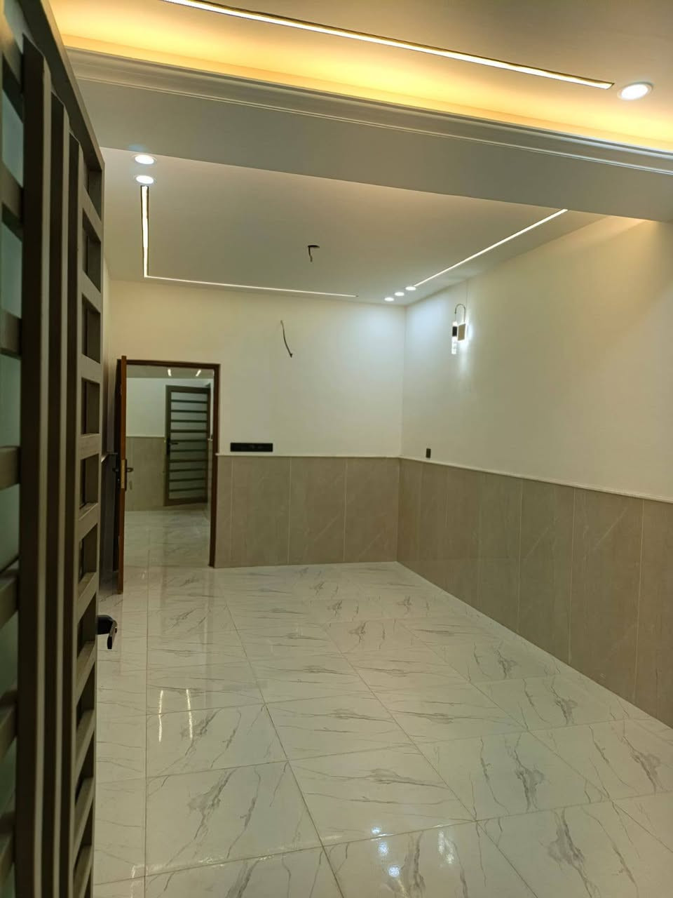 🏡  دار للبيع – حي الجمعية
📍 الموقع: حي الجمعية، قرب المستوصف خلف مركز الصحي وقرب شارع الوائلي

📐 المساحة: 120 م²
📏 الواجهة: 6 م
📏 النزال: 20 م

🔹 مواصفات العقار:

- طابق واحد.
- الطابق الأرضي: غرفة، صالة، استقبال، مطبخ، وصحيات داخليه و خارجيه.
- البناء صب كونكريت ونظيف.
- شارع بعرض 15 م، مبلط ومقرنص.
- البيت فارغ وجاهز للتسليم.
- البيت جبس بورد واناره بورفاير 

الاستفسار 
***********📞
