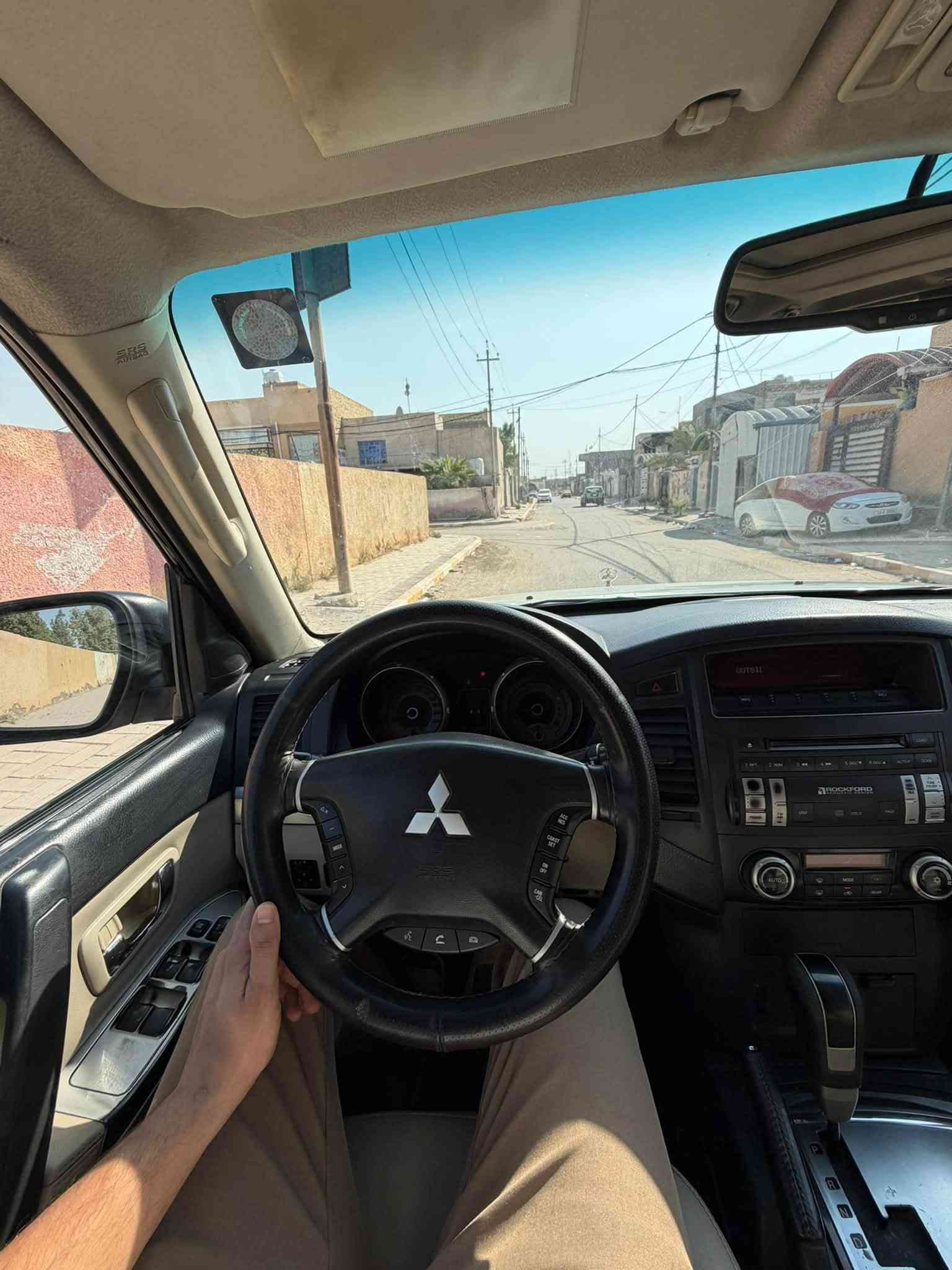 السلام عليكم

باجيرو 2014   
رقم قادسية  هزة وسنوية جديد

حبتور فول 

مواصفات فول 

________________

السيارة كلش جديدة مكفولة من الصبغ والضرر  بيه فقط جاملغ مصبوغ اثر شخوط 
وسونار موجود  بعدها بغراض الشركة سبير وعدة

 دمام خلفي

فتحة سقف

كشنات جلد وكهرباء

داير ايرباك

داخل صاج 

فول تحكم ستيرن

ويل حجم 17 

مكينه 6 سلندر 3500

شاشة كبيرة

حساس خلفي 

كامرة اصلية

بلوتوث

اشارة بالمري

تبريد منفصل 3 قطع

لايتات زنون

زراك لايت 

مري شفط 

ثلاجة

مكاني /ديوانية  

السعر 135 وبيه مجال 
رقم الهاتف /***********
