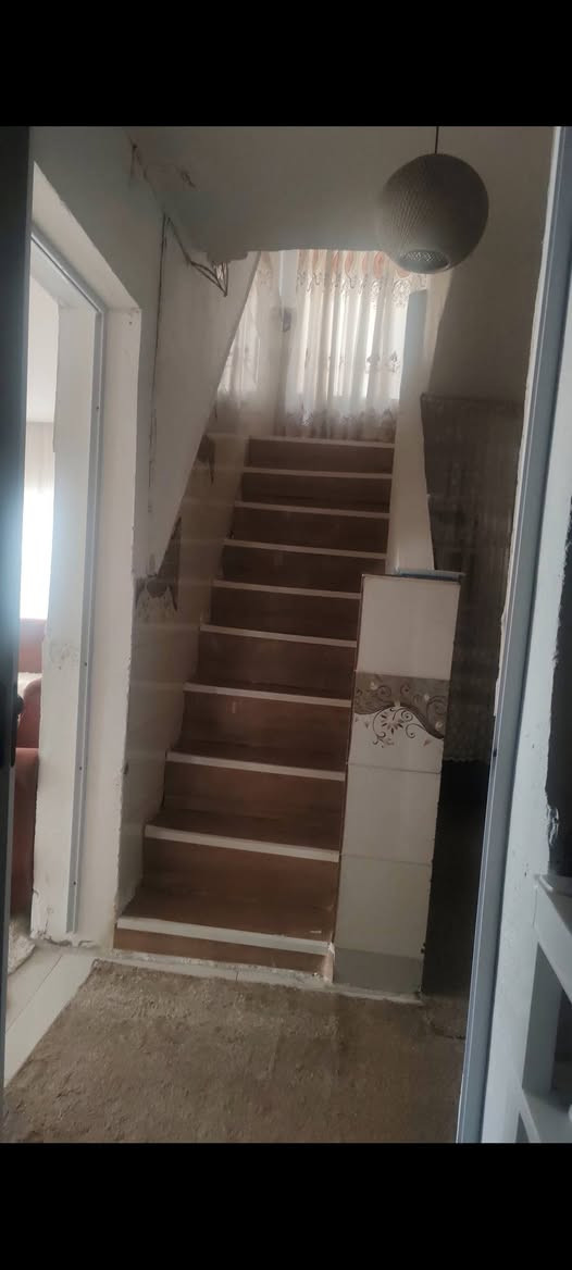 بيت لبيع بداموك خلف مدرسه طوعه بصف الركن مساحته ١٥٠ قديم بس مرمم ونضيف صالح لسكن طرمه جبيره وحديقه صغيره بصف الركن الاتصال ***********
