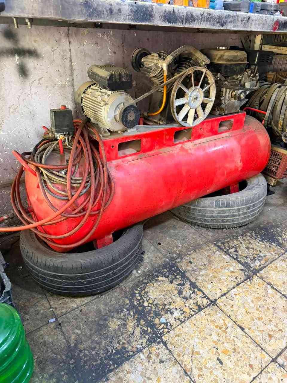 سلام عليكم كمبريسر جديد بانزين و كهرباء شغالات ثنينهن 250 لتر حقيقي سعر 350 نهايتهه مكان بغداد كريعات 
***********
