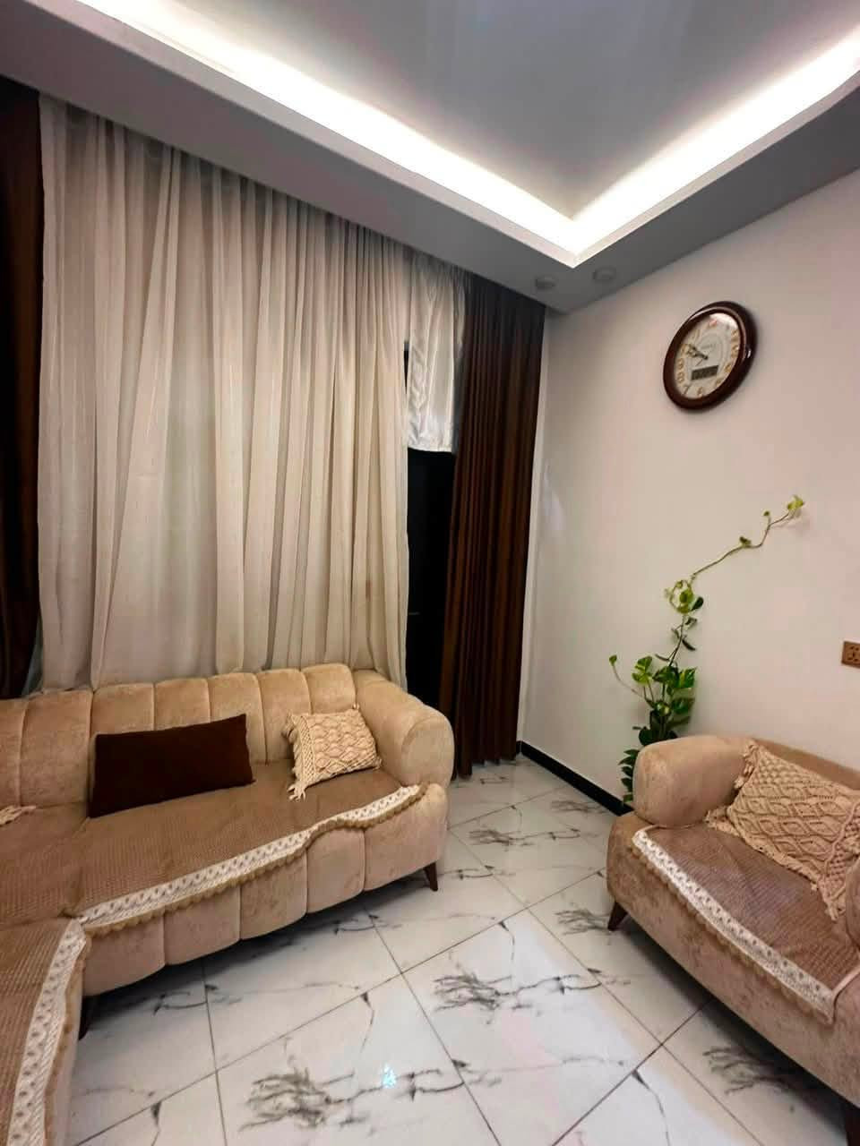 سلام عليكم ممساحه 50م
دورة شارع ابو چير شارع خط النفط 
بيت زراعي سند 25
 2025 بناء
قرار محكمه
بيت بناء حديث يحتوي على
غرفتين
صاله كبيره 
استقبال 
مطبخ حار بارد 
حمامين 
بناء طابقين مع بيتونه وسطح
يحتوي على بلكونه 
3 خط فيز وطني 
إنترنت كهرباء ماء 
فرع يحتوي على تبليط 
عرض الفرع 12 متر
عيني البيت بي خطين مي وماطوين وتانكيين
صابغي صبغ الأصلي
خط مولد وخط نت
للستفسار اكثر ***********
سعر مناسب جدن لبيت جاهز من كولشي
