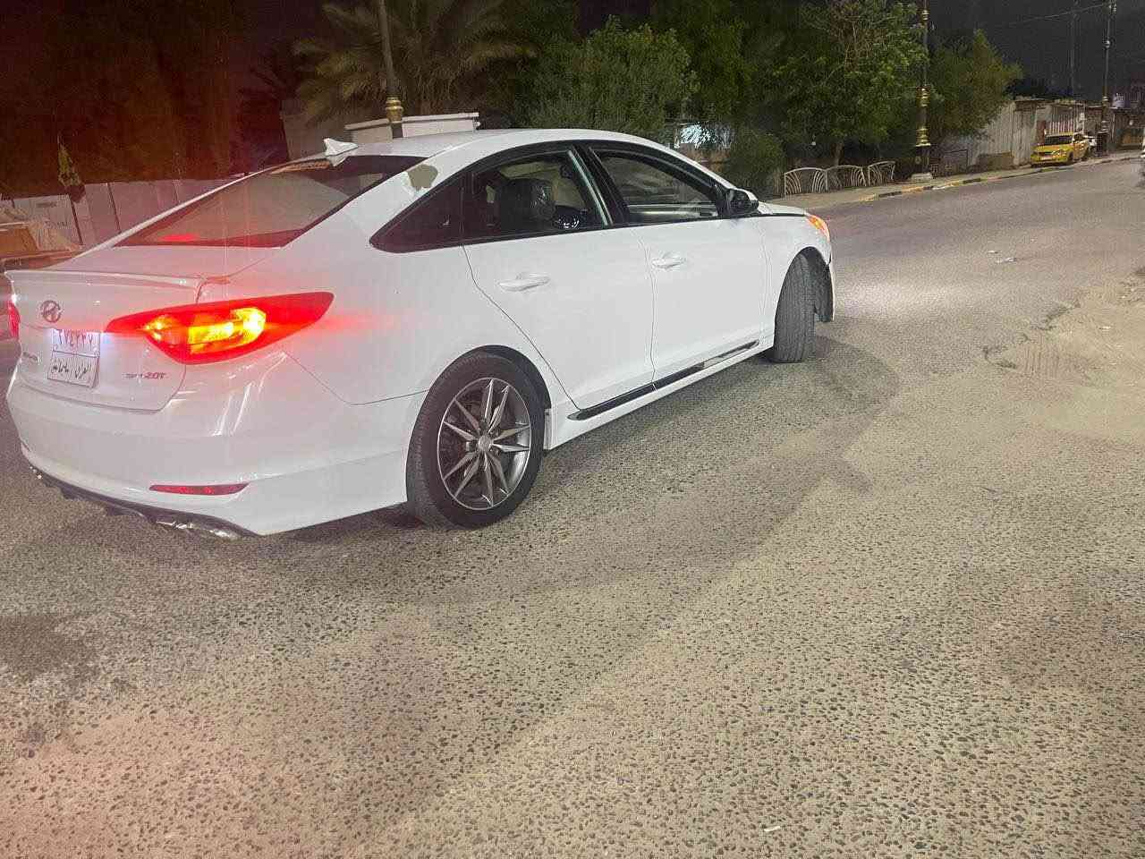 سوناتا سبورت 2017 - وارد أمريكي 
السعر: 107 
المكان: البصرة 📍
🛠️ 
 الحادث: جاملغ وبنيد 
 ا: مَكينة، گير، حدادة، وتبريد بحالة ممتازة وجاهزة.
 التايرات: تخم تاير جديد.
🌟 المواصفات (فئة Sport):
 🏎️ ستيرن رياضِي (حرف D) مع شفتات تعشيق بالستيرن.
 🛋️ كشنات جلد + كشن السائق كهربائي.
 🖥️ شاشة كبيرة تدعم خاصية Apple CarPlay & Android Auto.
 💡 منظومة زنون بلادية عالية الإضاءة.
رقمي *********** البصرة, العراق
