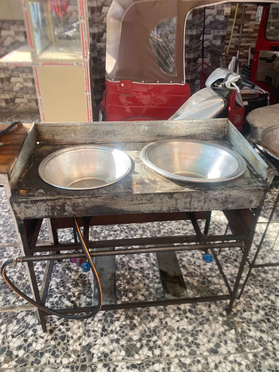 غراض محل فلافل للبيع
عارضه 125
جامخانه 200
طباخ 125
كرل بركر 125
شغالات وبيهن مجال بسيط بيع قطع او شلعه 
متواجد واتس اب ***********-
