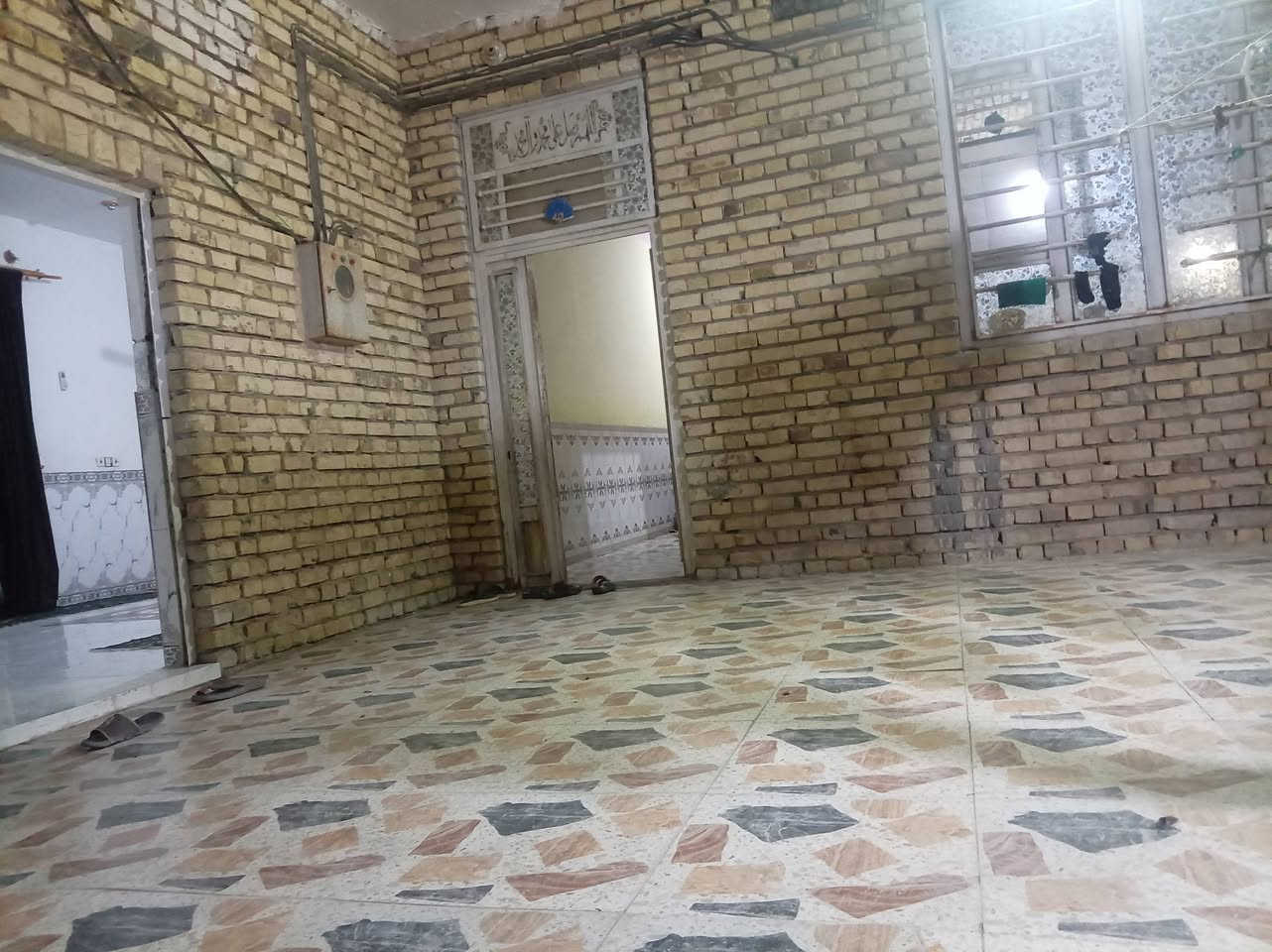 #بيت _جديد_ للبيع
السلام عليكم ويوم جمعة مباركة عليكم أن شاء الله
بيت جديد للبيع
الموقع: شريف الرضي شارع المطار الزراعي مقابل الغسل الأصفر يبعد عن الشارع العام (سوق الشيوخ _ناصريه) 300 متر علماً أن البيت داخل فرع 
المساحه :225 مربع (غرفتين وصاله وأستقبال ومطبخ وديوانيه خارجيه..)
ملاحظة : المنطقة متوفره فيها كافة الخدمات من ماء وكهرباء (الأسلاك بالباب مباشرتاً + مولد للمنطقة)
السعر: 58 بيه مجال بسيط
*********** واتساب.. حياكم الله 🤍
