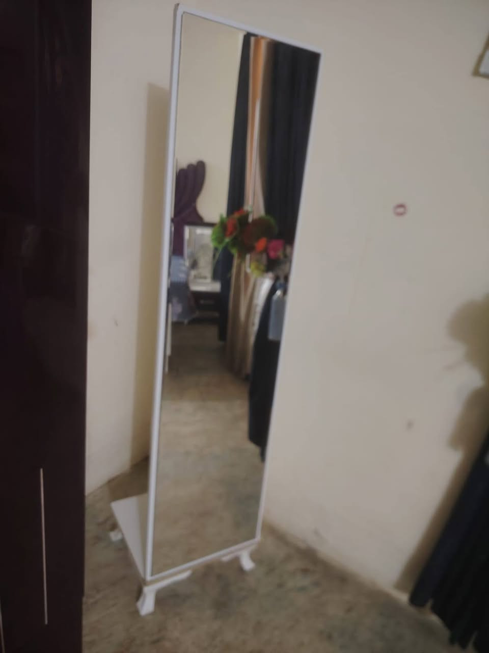 غرفة اخشاب نضيفه للبيع السعر 550،، ***********
