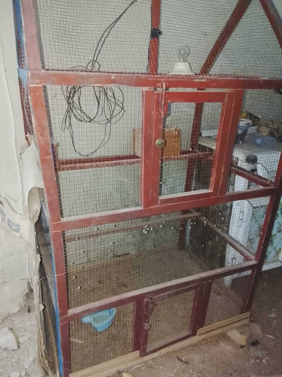 السلام عليكم خوتي قفص طيور حب فناجس كوكتيل كلشي يرهم رتفاع 170 وطول 100 وعرض 70 نضيف سعره 50 ومع ميز مرايه نضيف سعر 100 تواصل ع *********** بخدمه
