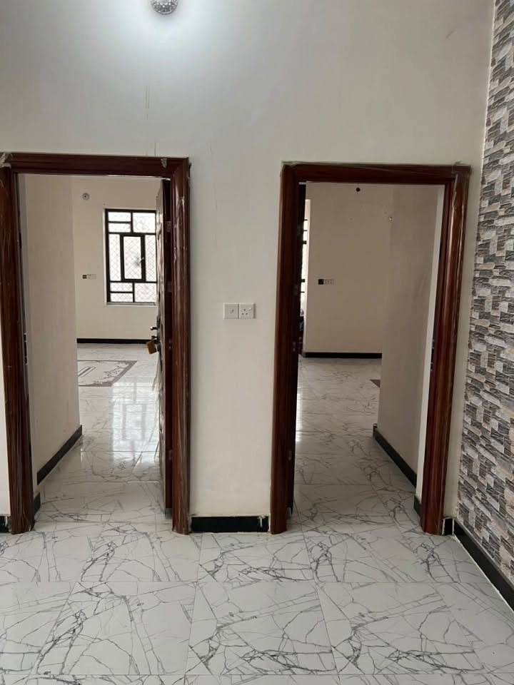 دار للبيع سند 25مساحته 252مترالعنوان بابل مفرك سنجار وعنانه قرب معمل التانكيات البيت جاهزمن  كلشي خدمات ماء كهرباء تبليط 
البيت يتكون من طابقين الطابق الاول غرفتين نوم ومجمع صحيات داخليه وخارجيه هول مطبخ استقبال وطارمه كبيره تكفي سياره مع حديقه 
الطابق الثاني غرفتين نوم مع هول كبير ومجمع صحيات مع وجود سطحين بالبيت البيت بناء حديث طابوق مسلح الأرضية مرمر البيت نضيف جدا الاستفسار***********
