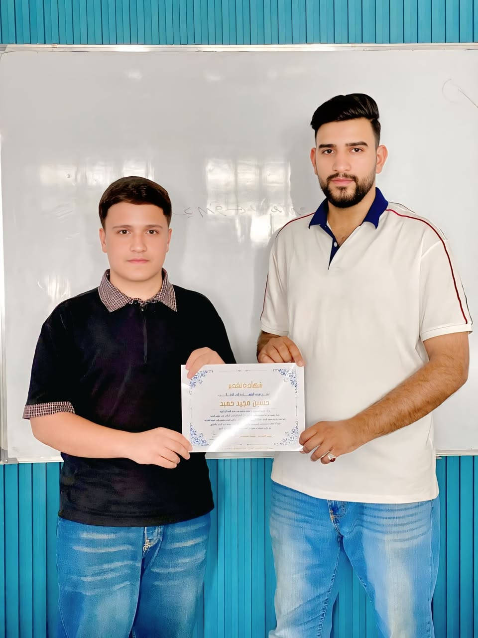 مع انطلاقة عامٍ دراسي جديد، تحرص إدارة معهد النخبــــة، ممثّلةً بالأستاذ #محمد_صـلال 
على أن تكون بداية العام حافلةً بالتقدير والتحفيز.

وانطلاقاً من إيماننا بأن تكريم المتفوقين هو تقديرٌ لجهودهم ودافعٌ لهم لمواصلة النجاح، تم تكريم نخبة من طلبتنا المتفوقين من قبل الاساتذه أ. محمد صلال و أ. محمود حسن  ليكون تفوقهم حافزاً لهم ولزملائهم مع بداية عام دراسي جديد حافلٍ بالطموح والإنجاز.

معهد النخبــــة… نكرّم التفوق، ونصنع الدافع نحو المزيد من النجاح.
