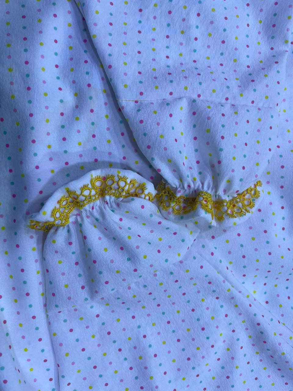 رفتةى نويژ بو فروشن

***********

نص مكتوب في الصور:
- عابای
- نیژفریسایز
- قوماش کریشه
- ئاسایش و شیک
- قوماش ناعم و ههناسهدر
- مناسب بو روژانه
- نرخی
- 10,000
- دهههزار دینار